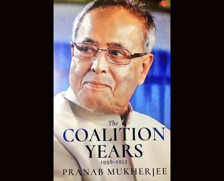 प्रणब मुखर्जी ने कहा कि यह पुस्तक किसी इतिहासकार की नज़र से नहीं बल्कि एक राजनीतिक कार्यकर्ता के नजर से लिखी गयी है. उन्होंने कहा कि 1996 से लेकर 2004 के बीच पुस्तक में देवगौड़ा सरकार, गुजराल सरकार, वाजपेयी सरकार और मनमोहन सरकार के कामकाज का ब्यौरा दिया गया है. मनमोहन की यह टिप्पणी इसलिए महत्व रखती है क्योंकि मुखर्जी ने अपनी पुस्तक में कहा, ‘‘यह बड़ी उम्मीद थी कि सोनिया गांधी के मना करने के बाद प्रधानमंत्री के लिए मैं ही अगली पंसद रहूंगा. यह उम्मीद संभवत: इस तथ्य पर आधारित थी कि सरकार में मेरे पास व्यापक अनुभव है.’’