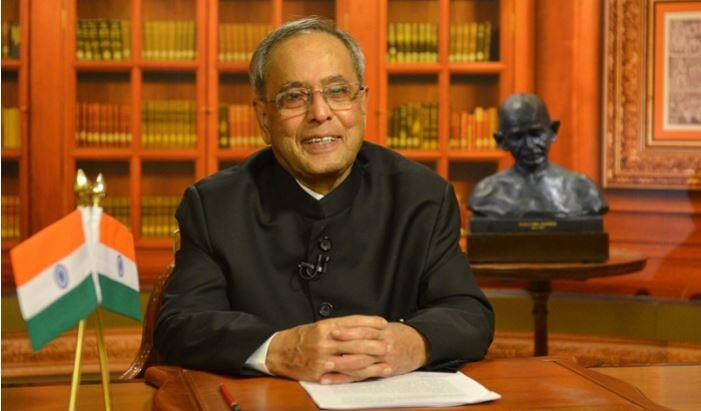 पूर्व प्रधानमंत्री के इस कमेंट पर न केवल मुखर्जी और मंच पर बैठे सभी नेता बल्कि वहां मौजूद और लोगों की पहली पंक्ति में बैठी कांग्रेस अध्यक्ष सोनिया सहित सभी सुनने वाले हंसी में डूब गये. मुखर्जी की पुस्तक के लॉन्च के मौके पर मुखर्जी, मनमोहन के साथ साथ सीपीआई (कम्युनिस्ट पार्टी ऑफ इंडिया) नेता सीताराम येचुरी, एसपी (समाजवादी पार्टी) अध्यक्ष अखिलेश यादव, डीएमके (द्रविड़ मुनेत्र कलगम) नेता कानिमोई मंच पर मौजूद थे. इनके बीच कांग्रेस उपाध्यक्ष राहुल गांधी भी मौजूद थे.