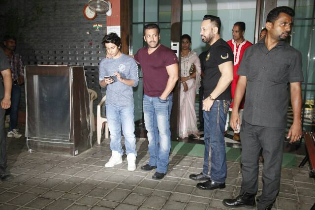 सलमान खान इस पार्टी में सोहेल के बड़े बेटे निरवान खान के साथ बातचीत करते हुए नजर आए. 