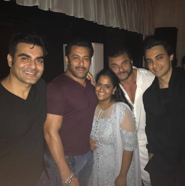 अर्पिता खान ने अपने इंस्टाग्राम अकाउंट पर फैमिली पिक शेयर की है. तस्वीर में अर्पिता के साथ सलमान खान, सोहेल खान, अरबाज़ खान और अर्पिता के पति आयुष शर्मा नजर आ रहे हैं.