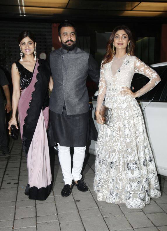 सलमान की बहन अर्पिता के बुलावे पर इस पार्टी में शिल्पा के साथ उनके पति राज कुंद्रा और बहन शमिता शेट्टी भी पहुंची. आगे देखें पार्टी की और भी कई तस्वीरें...(तस्वीर: मानव मंगलानी)