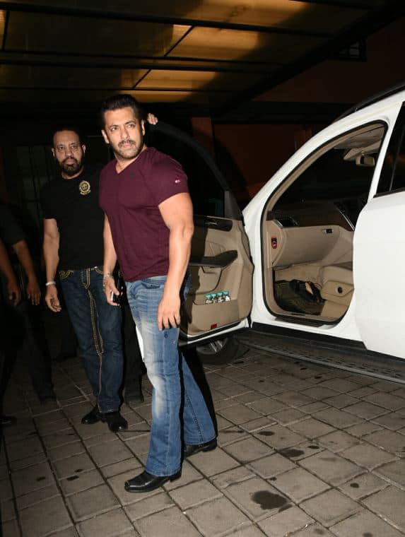 बहन के घर हुई दिवाली की पार्टी में सलमान खान जींस और टी-शर्ट में नजर आए. (तस्वीर: मानव मंगलानी)