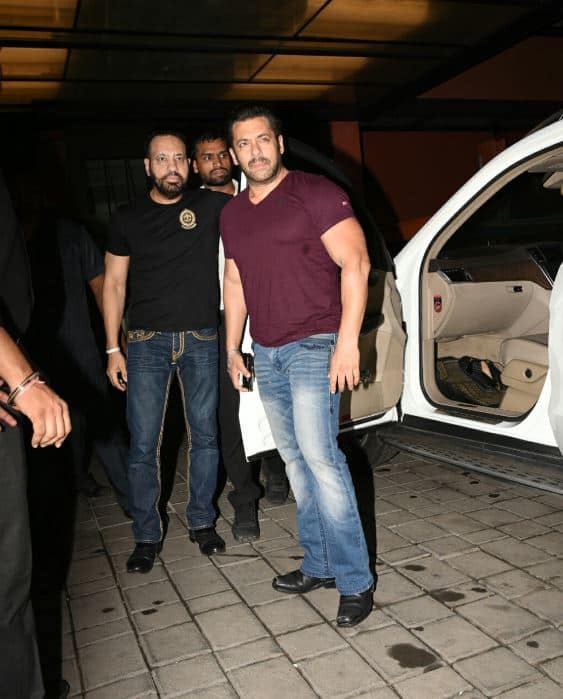 काफी दिनों के बाद एक बार फिर सलमान खान और शाहरुख खान किसी पार्टी में एक साथ शामिल हुए. (तस्वीर: मानव मंगलानी)