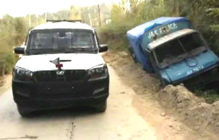 जम्मू कश्मीर के कुलगाम में पुलिस पर हमला, एक जवान शहीद, इलाके को सुरक्षाबलों ने घेरा