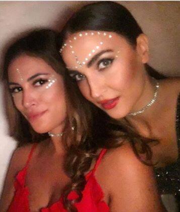 इस ट्रिप के लिए वे ग्रीस गई थीं. तस्वीरों में उनके साथ उनके स्कूल के समय से उनकी सबसे अच्छी दोस्त रही Tubaa नज़र आ रही हैं. ये ट्रिप की तस्वीरें उन्हीं की शादी पहले की हैं.