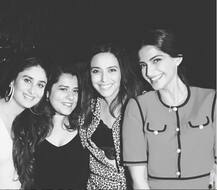 दिल्ली से विदा लेने से पहले \'वीरे दी वेडिंग\' के सितारों ने की सेल्फी की बारिश