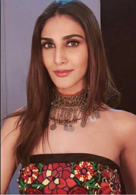     डिजाइनर के लिए वॉक करने और फिर रैंप पर वापस आने के बारे में वाणी ने कहा, 
