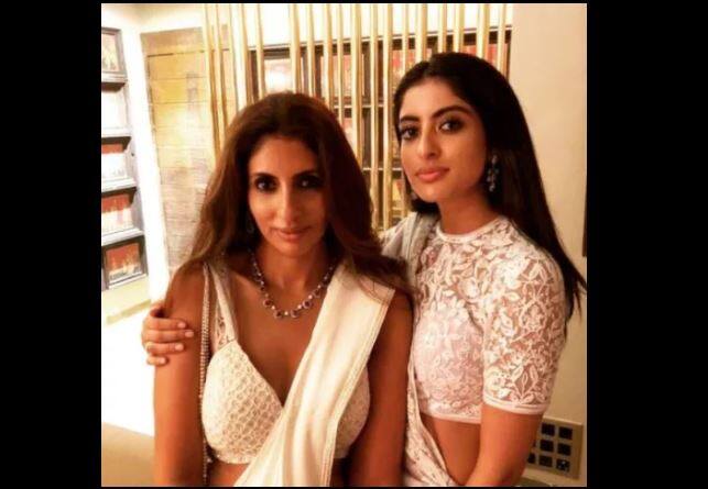  इस तस्वीर में मां और बेटी की जोड़ी कमाल की नजर आ रही है. पार्टी में नव्या ने व्हाइट लहंगा पहना था वहीं उनकी मां श्वेता भी खूबसूरत साड़ी में नजर आईं. 