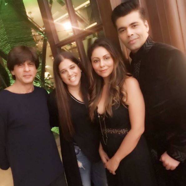 एक तस्वीर में शाहरुख की पत्नी गौरी खान भी दिखाई दीं. बता दें कि शाहरुख फिलहाल आनंद एल. राय की अगली फिल्म में अभिनेत्री कैटरीना कैफ के साथ काम कर रहे हैं.