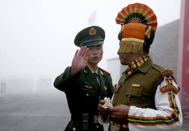  दक्षिण भारत में एक महत्वाकांक्षी हाई स्पीड ट्रेन परियोजना चीनी रेलवे की ओर से प्रतिक्रिया नहीं आने की वजह से अटकी पड़ी है. रेलवे अधिकारियों का कहना है कि 'प्रतिक्रिया में कमी' का कारण डोकलाम विवाद हो सकता है.