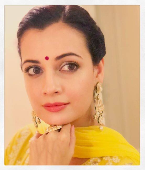  जी हां, दिया ने इन तस्वीरों को अपने इंस्टाग्राम अकाउंट पर शेयर किया है. फिल्ममेकर रमेश तौरानी की दिवाली पार्टी में शरीक हुईं दिया ट्रेडिशन सूट और उससे मैचिंग दुपट्टे में नजर आई थीं.  