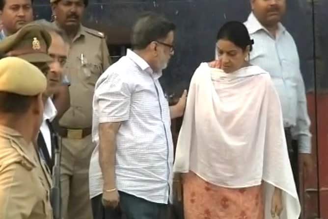 नोएडा के सबसे चर्चित केस आरुषि-हेमराज हत्याकांड में इलाहाबाद हाईकोर्ट की तरफ से बरी किए जाने के बाद सोमवार शाम राजेश तलवार और नूपुर तलवार गाजियाबाद की डासना जेल से रिहा हो गए. आइए हम आपको दिखाते हैं राजेश तलवार और नूपुर तलवार का जेल से घर तक का सफर. 