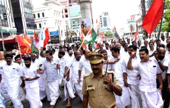 Violence Reported During Hartal In Kerala केरल में विपक्षी पार्टी कांग्रेस की हड़ताल से जनजीवन हुआ प्रभावित