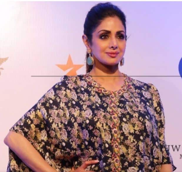 बॉलीवुड की मशहूर एक्ट्रेस श्रीदेवी भी ‘मामी’ फिल्म फेस्टिवल में शामिल हुई. लेकिन ‘मामी’ फिल्म फेस्टिवल में पहुंची अभिनेत्री श्रीदेवी की फ्लोरल प्रिंट वाली ड्रेस की सोशल मीडिया पर खूब आलोचना हो रही है.