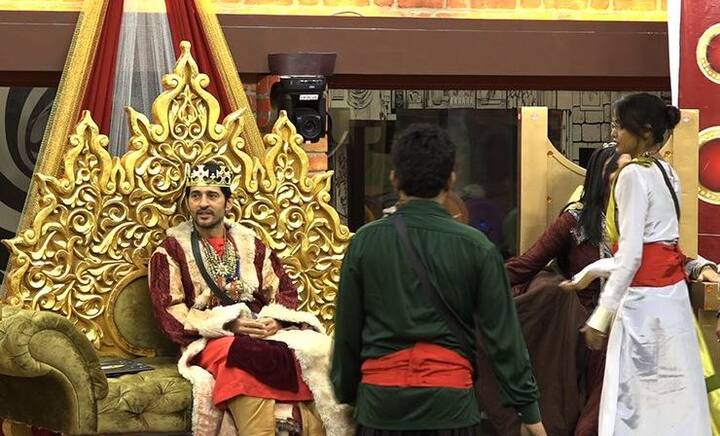 टीवी सीरियल 'सास भी कभी बहू थी' में करण का मशहूर किरदार निभाने वाले हितेन को इस सीजन का हिस्सा बनने पर हर हफ्ते 7 से 8 लाख रुपये फीस दी जा रही है. इस शो का हिस्सा बनने से पहले हितेन छोटे पर्दे से दूरी बनाए हुए थे.