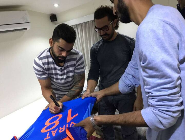 विराट ने ट्विटर पर कुछ तस्वीरें भी साझा की, जिनमें वो आमिर खान से बातें करते हुए नजर आ रहे हैं.