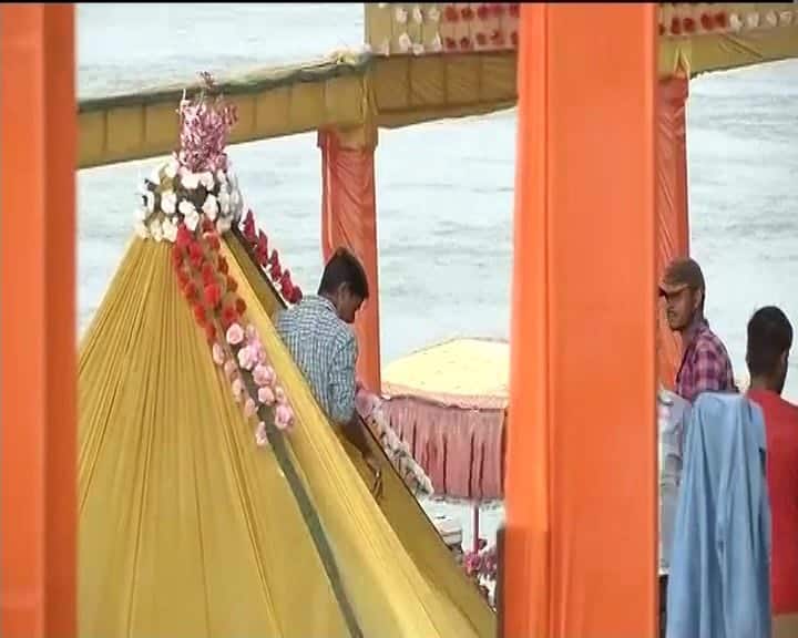 मंदिर में रखे खजाने को देखने के लिए दूर-दूर से हजारों की संख्या में लोग यहां आते हैं. 