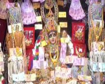 IN PICS: दिवाली पर नोटों की गड्डियों, हीरे-मोती और गहनों से सजा है ये मंदिर