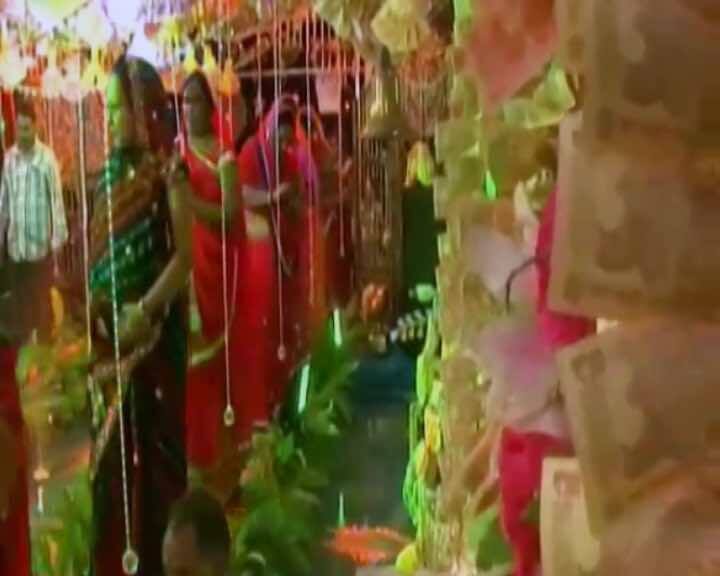 धनतेरस के दिन मंदिर में बड़े-बड़े व्यापारी महालक्ष्मी का आशिर्वाद पाने के लिए सोना-चांदी और नोटों की गड्डियां रखते हैं. 