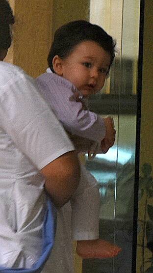 दिवाली के मौके पर सैफ और करीना के छोटे नवाब तैमूर अली खान करिश्मा कपूर के घर पहुंचे.