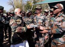 जवानों के साथ मोदी की दिवाली, पीएम खुद भी जवानों के रंग में रंगे दिखे