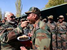 जवानों के साथ मोदी की दिवाली, पीएम खुद भी जवानों के रंग में रंगे दिखे