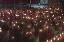 जयपुर: दिवाली पर अनोखा प्रोटेस्ट, गड्ढे में खड़े होकर किसानों ने जलाए दिए