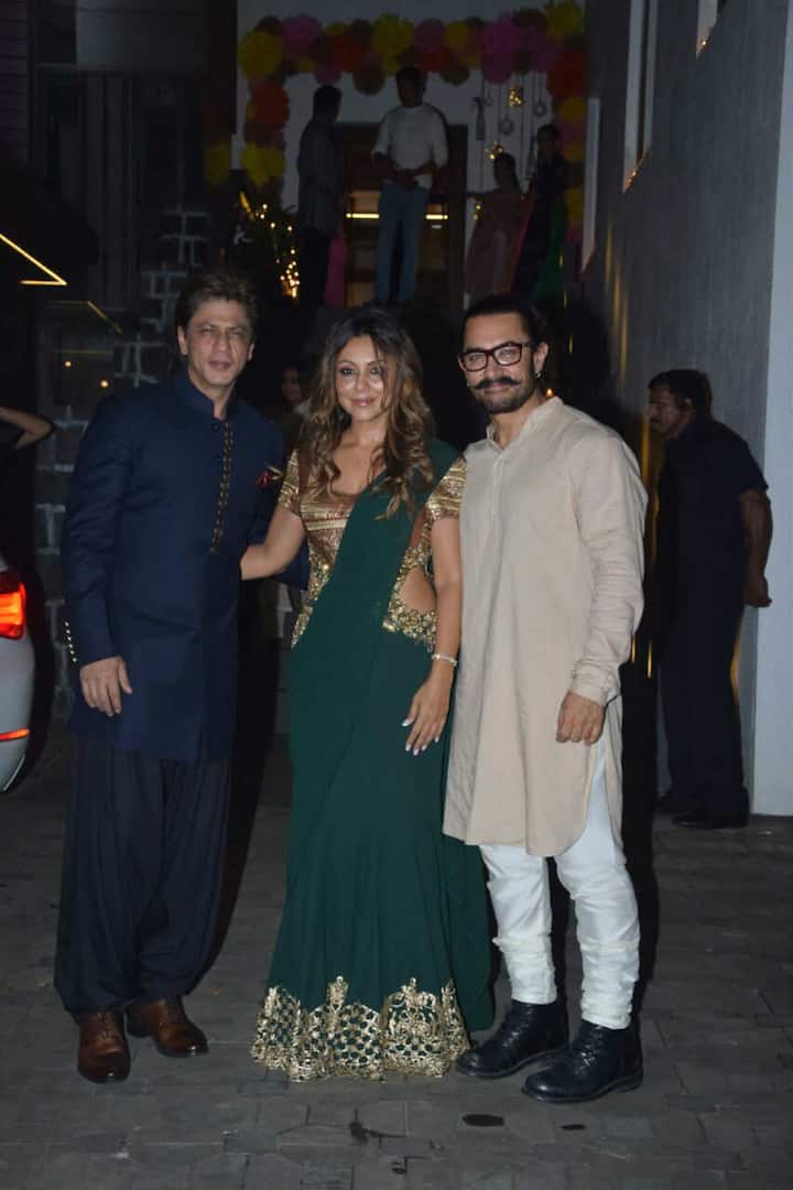 आमिर के बुलावे पर शाहरुख के अलावा उनकी पत्नी गौरी खान भी इस दिवाली सेलिब्रेशन में जा पहुंची. बता दें कि इस पार्टी में बॉलीवुड जगत के कई बड़े सितारे पहुंचे थे. आगे देखें सभी तस्वीरें...
