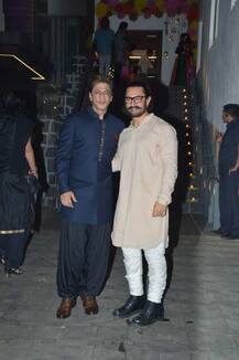 SEE PICS: आमिर खान की दिवाली पार्टी में पत्नी गौरी संग पहुंचे शाहरुख खान