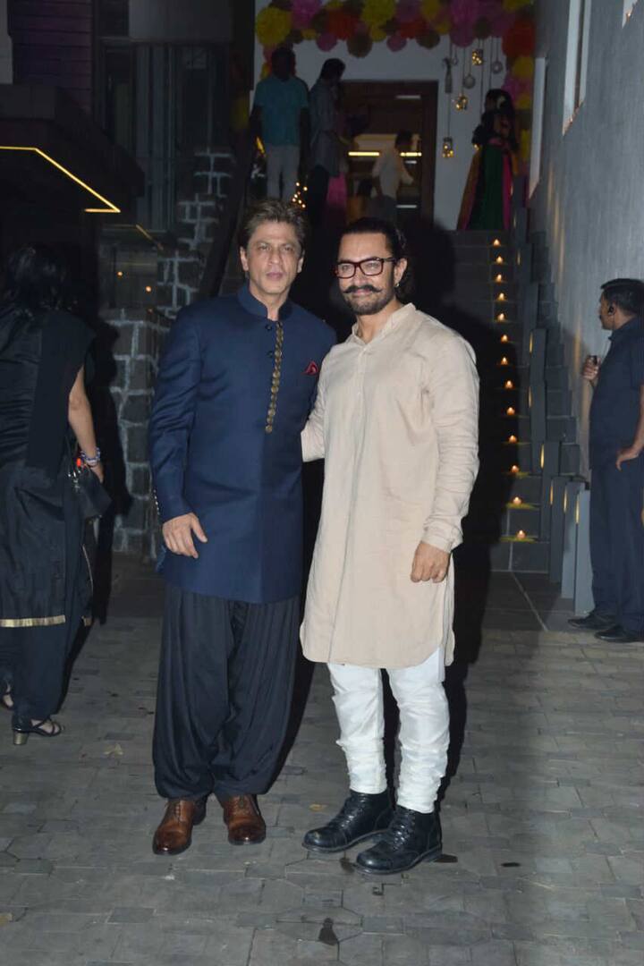 आमिर की इस पार्टी में बॉलीवुड के किंग शाहरुख खान एक अलग ही अंदाज में दिखाई दिए.