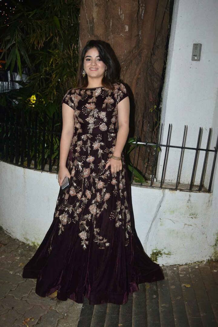 इस पार्टी में ‘सीक्रेट सुपरस्टार’ में मुख्य भूमिका निभा रहीं अभिनेत्री ज़ायरा वसीम भी शामिल हुईं. बता दें कि ज़ायरा फिल्म ‘दंगल’ में आमिर की बेटी का भी किरदार निभा चुकी हैं. आगे की स्लाइड में देखें और भी खास तस्वीरें... (तस्वीर: मानव मंगलानी)