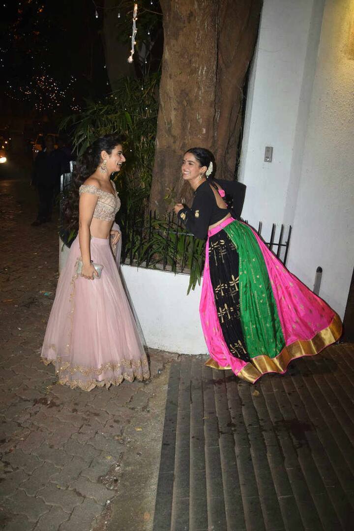 अभिनेत्री फातिमा सना शेख और सान्या मल्होत्रा पार्टी के दौरान मस्ती करती हुईं दिखीं. (तस्वीर: मानव मंगलानी)