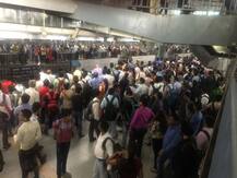 तकनीकी गड़बड़ी के चलते ब्लू लाइन पर 45 मिनट तक रही बाधित मेट्रो सेवा