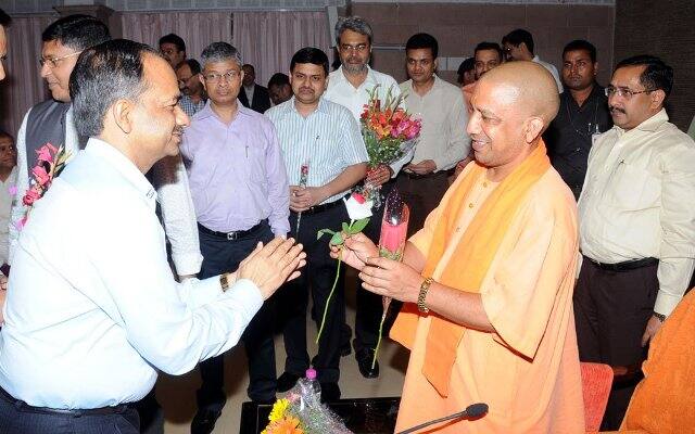 Diwali Milan Samaroh At Yogi Adityanaths House With Police Officers अफसरों के साथ सीएम योगी का दिवाली मिलन समारोह, अयोध्या के सफल आयोजन पर थपथपाई पीठ