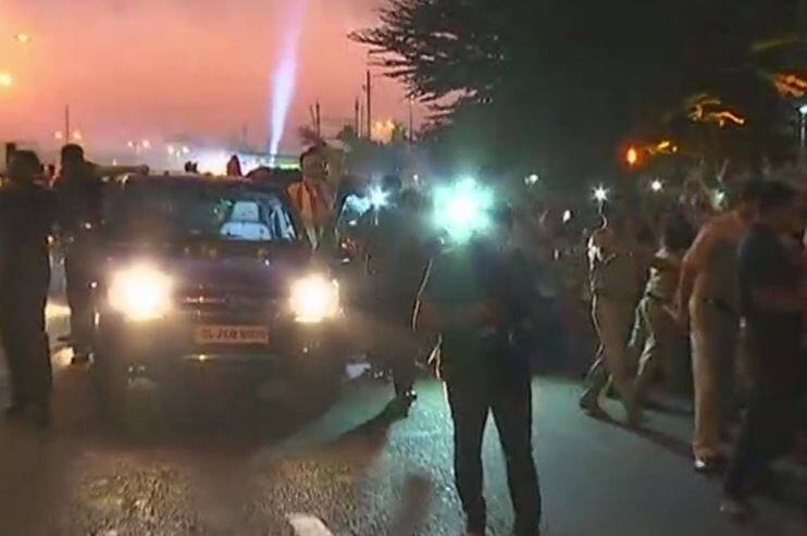 गुजरात के वडोदरा में पीएम मोदी का 12 किलोमीटर लंबा रोड शो पूरा Live Pm Modi Roadshow In Vadodara News And Updates गुजरात के वडोदरा में पीएम मोदी का 12 किलोमीटर लंबा रोड शो पूरा