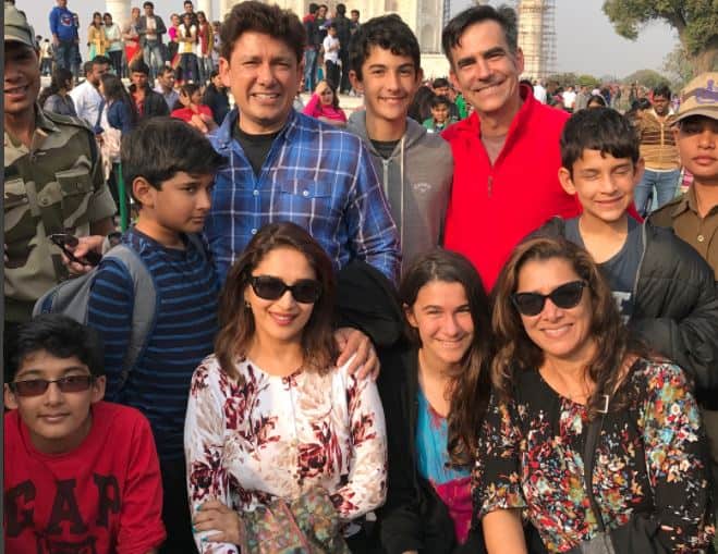 Madhuri Dixit Visits Taj Mahal With Family माधुरी दीक्षित ने परिवार संग किया ताजमहल का दीदार