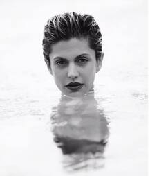 सदाबहार मंदिरा ने अपनी तस्वीरों से फिर लगाई इंटरनेट पर \'आग\'