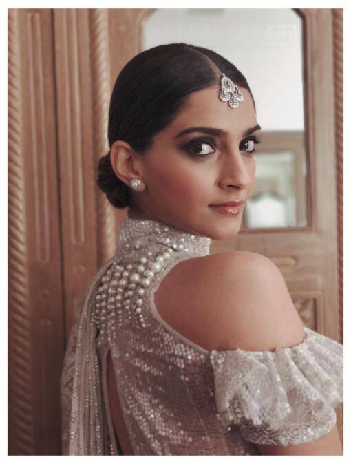 तस्वीरों में आप बॉलीवुड की फैशन डीवा सोनम कपूर को देख सकते हैं.