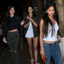 मूवी थि‍येटर के बाहर अपनी फ्रेंड्स के साथ कुछ इस अंदाज में दि‍खी शाहरुख की बेटी सुहाना