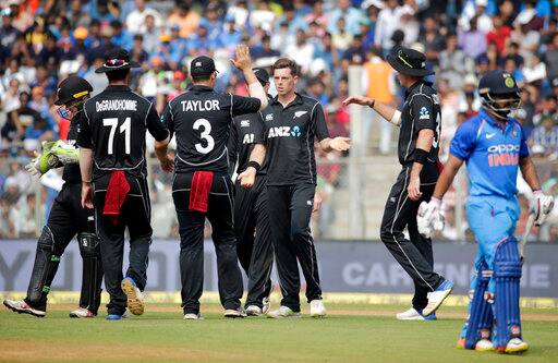 कोहली ने कहा, ‘‘ओस को ध्यान में रखते हुए हमने आखिरी 13-14 ओवरों में 20 से 30 रन कम बनाये लेकिन पहली पारी में विकेट अलग तरह से खेल रहा था. हम बल्लेबाजी में इससे बेहतर प्रदर्शन चाहेंगे. अगर एक दो अन्य बल्लेबाजों ने रन बनाये होते तो हम 40 अतिरिक्त रन बना सकते थे.’’