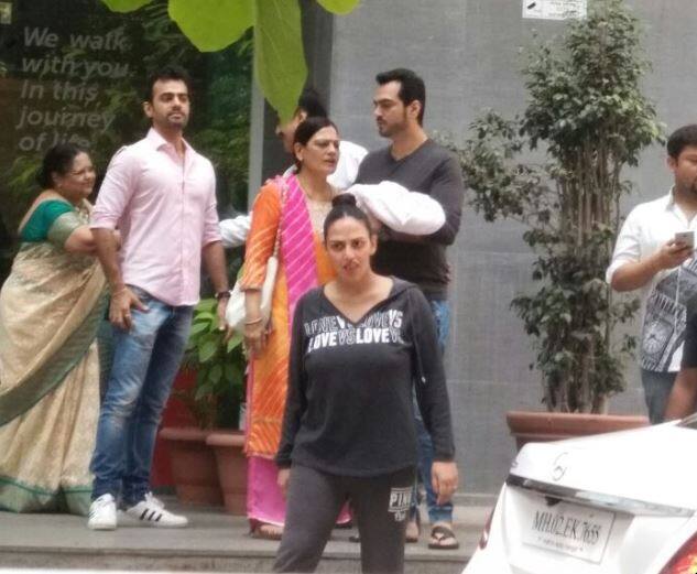 गाड़ी में बैठने के लिए जाती ईशा.