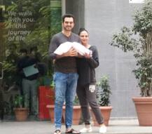 ईशा देओल ने दिया बच्ची को जन्म, तस्वीरों में देखिए अस्पताल से घर जाती ईशा 