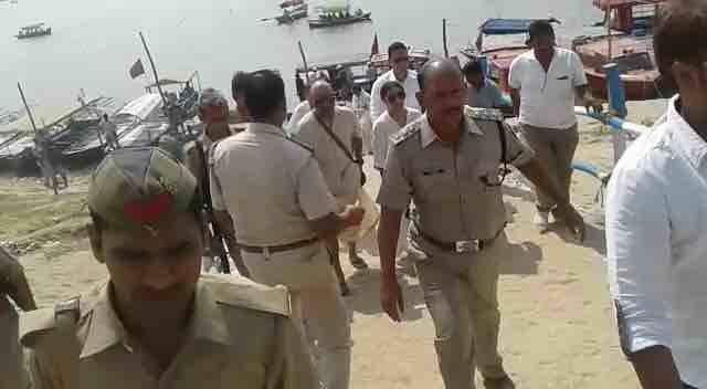   रानी के परिवार के सभी लोग चार्टर्ड प्लेन से सुबह इलाहाबाद आए थे और वहां से कार से सीधे बोट क्लब पहुंचे. बोट क्लब पर ये सभी इलाहाबाद डेवलपमेंट अथॉरिटी की स्टीमर से संगम गए. संगम पर बंगाली समाज के तीर्थ पुरोहितों ने पूजा अर्चना कराई. रानी मुखर्जी के साथ भी एक पुजारी मुम्बई से आए हुए थे.
