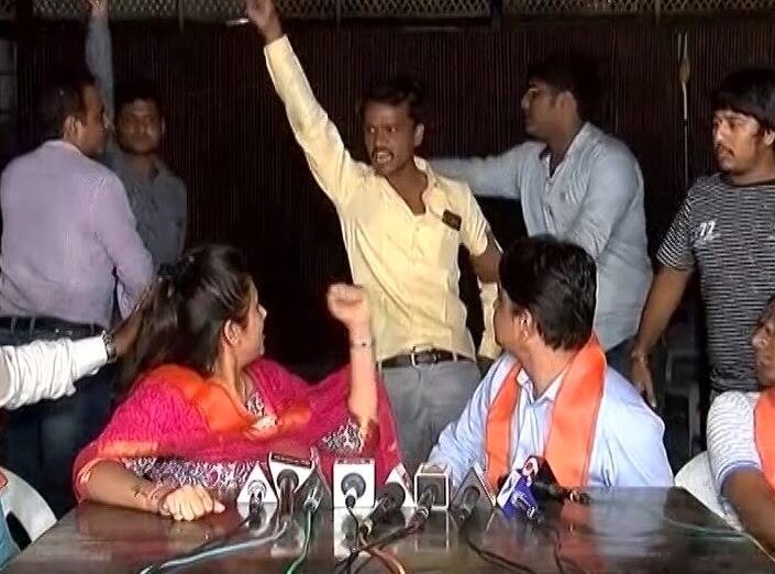 गुजरात चुनाव: रेशमा और वरुण पटेल की पीसी में हार्दिक समर्थकों का हंगामा Gujarat Assembly Elections Hardik Supporters Create Ruckus In Reshma And Varun Patels Pc गुजरात चुनाव: रेशमा और वरुण पटेल की पीसी में हार्दिक समर्थकों का हंगामा