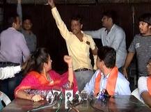 गुजरात चुनाव: रेशमा और वरुण पटेल की पीसी में हार्दिक समर्थकों का हंगामा