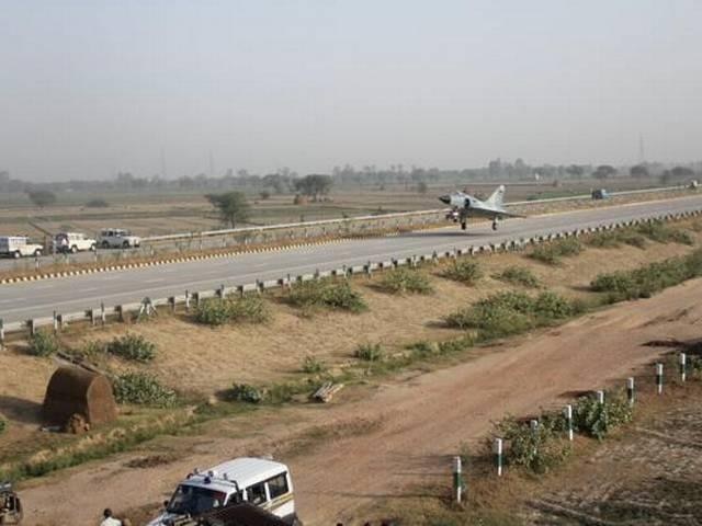 Heres Why Indian Air Force Jets Will Land On Lucknow Agra Express Way एक्सप्रेस-वे पर लड़ाकू विमान की लैंडिंग, जानें वायुसेना क्यों कर रही है ये ड्रिल?