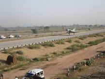 एक्सप्रेस-वे पर लड़ाकू विमान की लैंडिंग, जानें वायुसेना क्यों कर रही है ये ड्रिल?