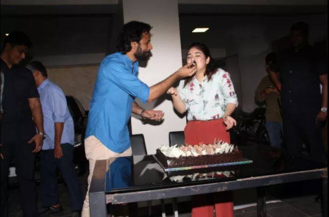 आपको बता दें कि महज 16 साल की उम्र में ही जायरा को अपनी पहली फिल्म मिल चुकी थी, लेकिन वो फिल्म 'दंगल' नहीं बल्कि 'सीक्रेट सुपरस्टार' थी। 