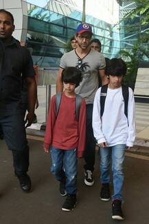 बच्चों संग छुट्टियां मनाकर लौटे ऋतिक रोशन, एक्स वाइफ सुजैन भी आईं साथ नजर