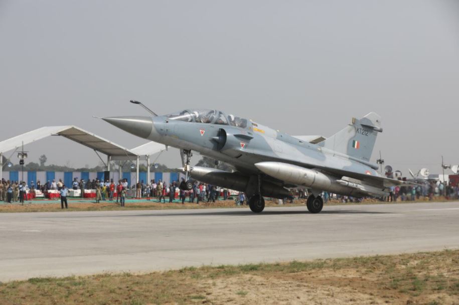 तस्वीरों में देखें भारतीय वायुसेना की ताकत, लड़ाकू विमानों ने की एक्सप्रेस-वे पर लैंडिंग 